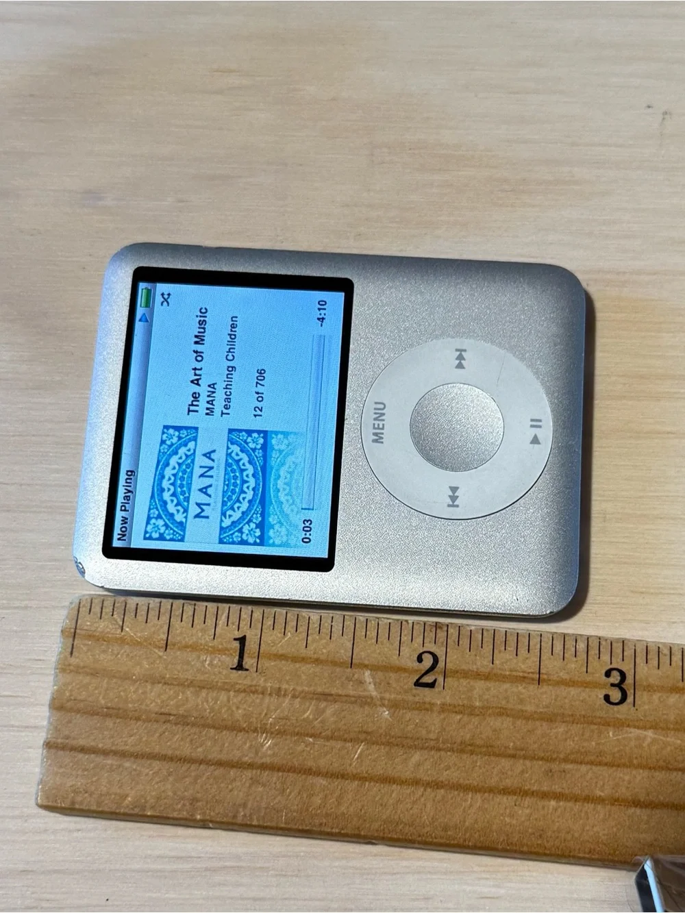 Apple iPod Nano A1236 4GB Silver Tested Good w/Charger-706Songs Read Description